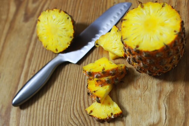 Ananas plakjes gesneden mes