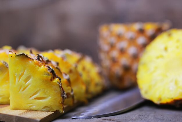 Ananas plakjes gesneden mes