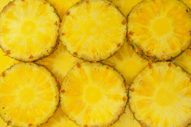 Ananas sappige gele plakjes als achtergrond Top uitzicht