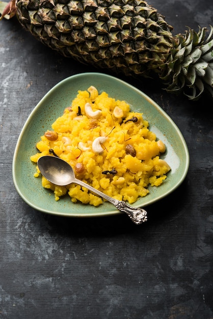 Ananas sheera of Halwa ook bekend als Ananas keshri shira. Populair Zuid-Indiaas Dessertrecept. selectieve focus