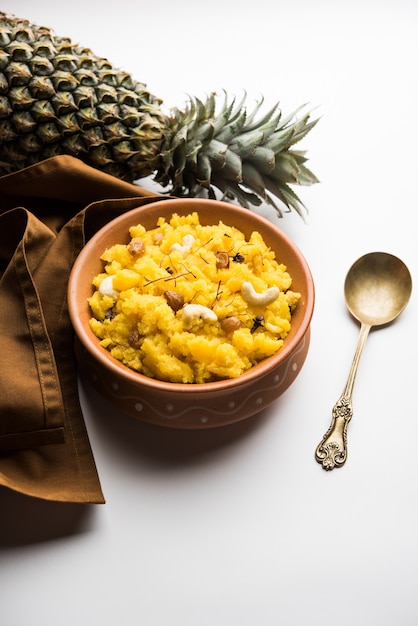 Ananas sheera of Halwa ook bekend als Ananas keshri shira. Populair Zuid-Indiaas Dessertrecept. selectieve focus