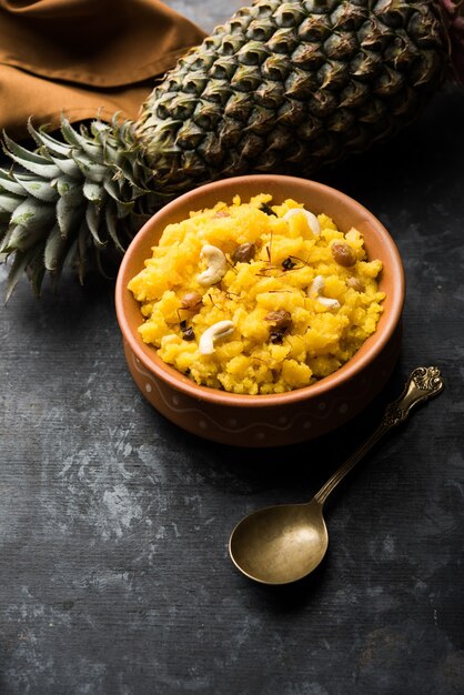 Ananas sheera of Halwa ook bekend als Ananas keshri shira. Populair Zuid-Indiaas Dessertrecept. selectieve focus