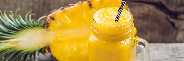 Ananas smoothie met verse ananas op houten tafel BANNER, lang formaat