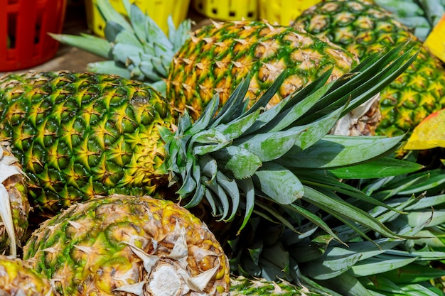 Ananas voor verkoop in supermarkt