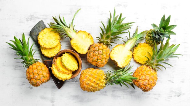 Ananas witte achtergrond Rijpe baby ananas op een witte houten achtergrond Tropisch fruit Bovenaanzicht Vrije ruimte voor tekst