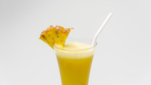 Ananassap in een glas met een stukje ananas