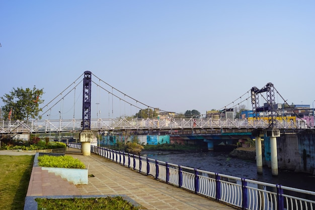 Ананд Мохан Матхур Джхула Пул - общественный подвесной пешеходный мост в Индоре, Мадхья-Прадеш, Индия.