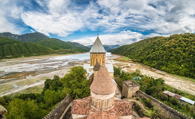 Ananuri is een kasteelcomplex aan de rivier de Aragvi in Georgië. Het Ananuri-kasteel ligt ongeveer 70 kilometer van Tbilisi.