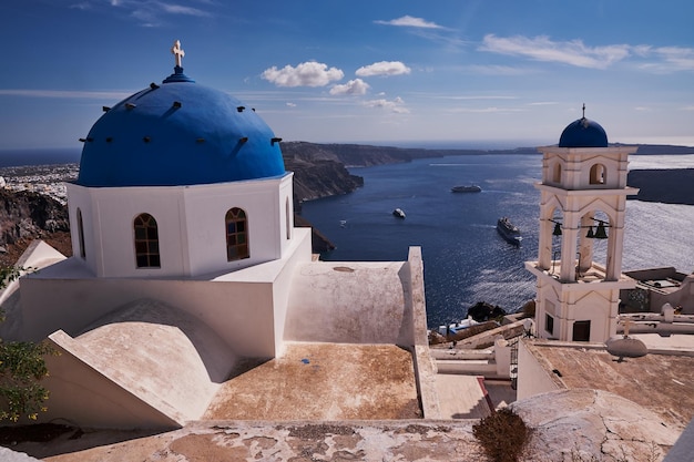 Anastasis-kerk met zijn blauwe koepel en toren in het dorp Imerovigli Santorini Griekenland