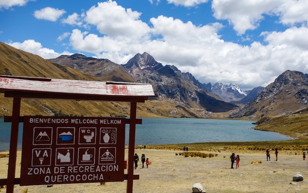 Ancash, Peru: toeristen die het Querococha-meer op de Peruviaanse Cordillera bezoeken. Panoramisch
