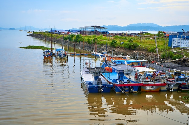 Foto ancoraggio per piccole barche da pesca sull'isola. langkawi, malesia - 07.18.2020