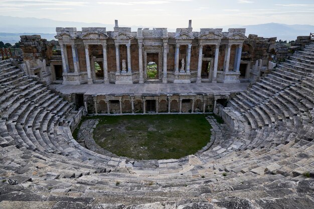 히에라폴리스 파묵칼레의 고대 원형 극장은 과거 건축물과 역사적 중요성에 대한 탐구를 초대합니다.