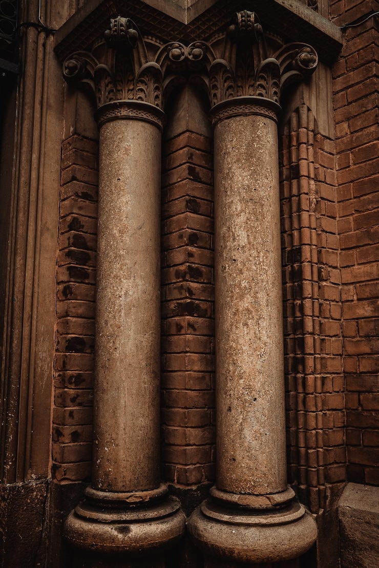 Photo ancient antique stone columns adorn the old historic building