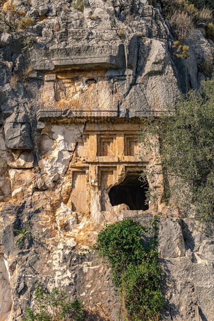 リュキアのマイラ近くの岩に刻まれた古代のアンティークの墓