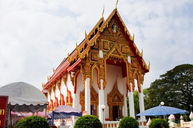 タイの人々が旅行するためのワットパンムアン寺院の古代のアンティークubosot儀式ホールの建物は、スパンブリーのタイのスパンブリーで2022年1月27日にスパンブリーのSiPrachanで仏を尊重して訪問します