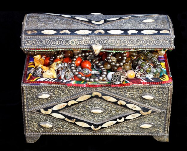 Фото Древний арабский сундук с сокровищами