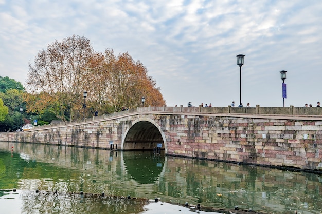 古代の川の橋