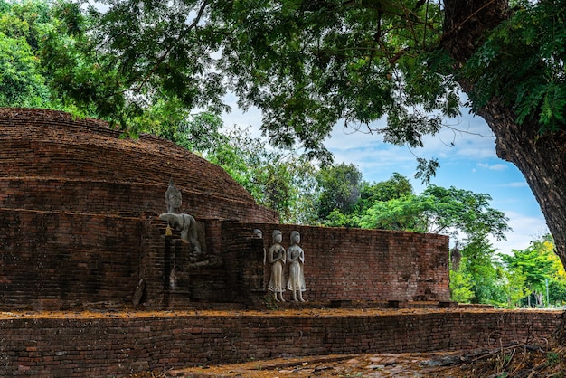 Sri Sukhot 사원의 고대 불상은 Chan Palace의 고대 불교 사원입니다. 불교 사원입니다. Phitsanulokthailand의 주요 관광 명소입니다.