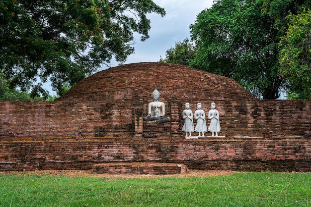 Sri Sukhot 사원의 고대 불상은 Chan Palace의 고대 불교 사원입니다. 불교 사원입니다. Phitsanulokthailand의 주요 관광 명소입니다.