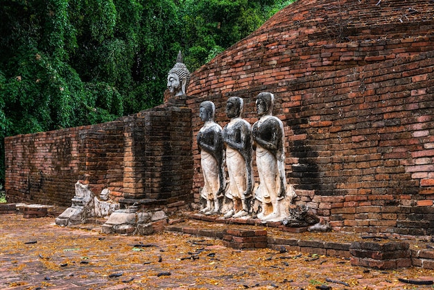 SRI SUKHOT 사원의 고대 불상은 Chan Palace의 고대 불교 사원입니다. 불교 사원입니다. PhitsanulokThailand의 주요 관광 명소입니다.