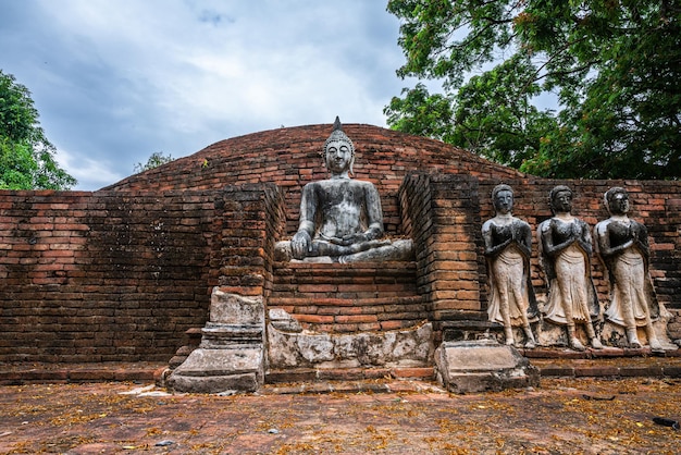 SRI SUKHOT 사원의 고대 불상은 Chan Palace의 고대 불교 사원입니다. 불교 사원입니다. PhitsanulokThailand의 주요 관광 명소입니다.