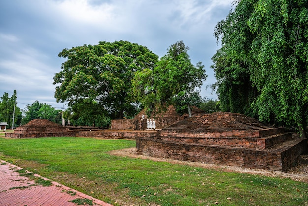 SRI SUKHOT 사원의 고대 불상은 Chan Palace의 고대 불교 사원입니다. 불교 사원입니다. PhitsanulokThailand의 주요 관광 명소입니다.