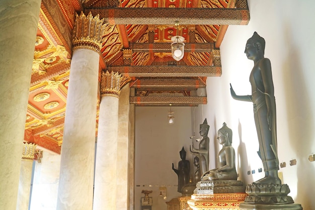 Antiche immagini del buddha custodite nel tempio di marmo di wat benchamabophit a bangkok in tailandia