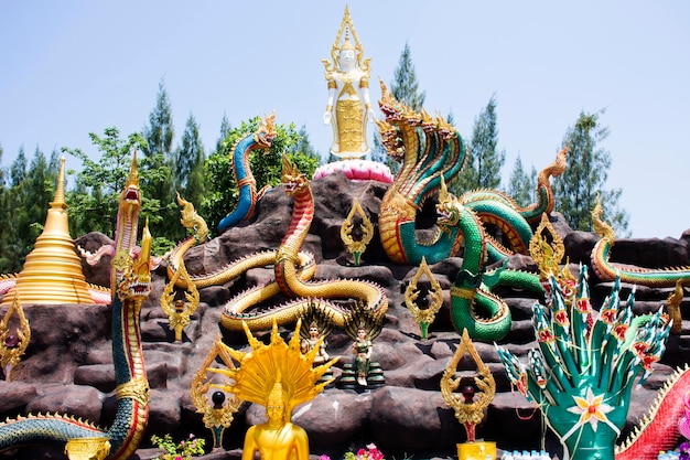 写真 タイ人旅行者のための古代の仏像とアンティークのナーガの守護者旅行者が訪問し、祝福を祈り、ナコーンパトムタイのワット・ドン・カナック寺院で神秘的な神話聖なる崇拝を望む