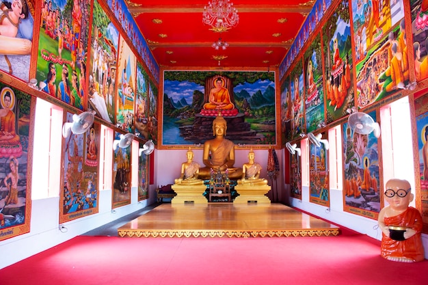 タイの人々の旅行者のためのアンティークubosotの古代仏像は、チャイナットタイの2020年5月27日にChainatのワットプラケオ寺院の祝福の聖なる謎の崇拝を尊重して訪問します