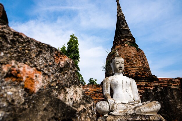 写真 古代の仏漆喰白い古い赤い煉瓦のタイ古代の伝統の塔。