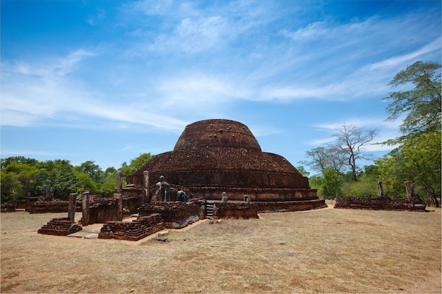 Древняя буддийская ступа дагоба Пабула Вихара Шри-Ланка