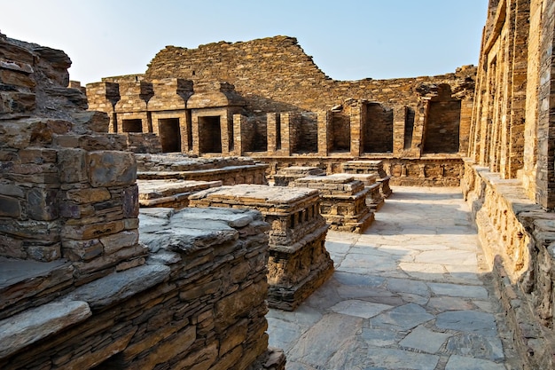 Photo ancient buddhist monastery complex takhtibhai archaeological site in khyberpakhtunkhwa province of pakistan