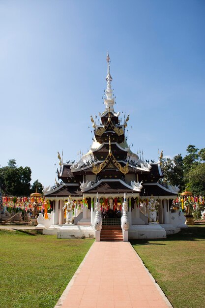 Antico edificio pagoda per thailandesi e viaggiatori stranieri viaggio visita rispetto pregando statua della divinità angelo buddha nel santuario del tempio wat pa dara phirom nella città di mae rim a chiang mai thailandia