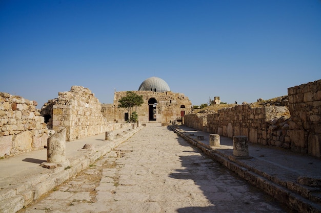 背景に青い空を描いた古代の建物 アンマン ヨルダン