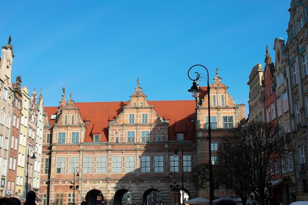 赤い屋根の窓とアーチを青い空に反してポーランド - ガドンスク