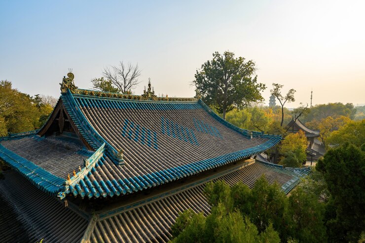 가을 공원의 고대 건물과 자연 경관