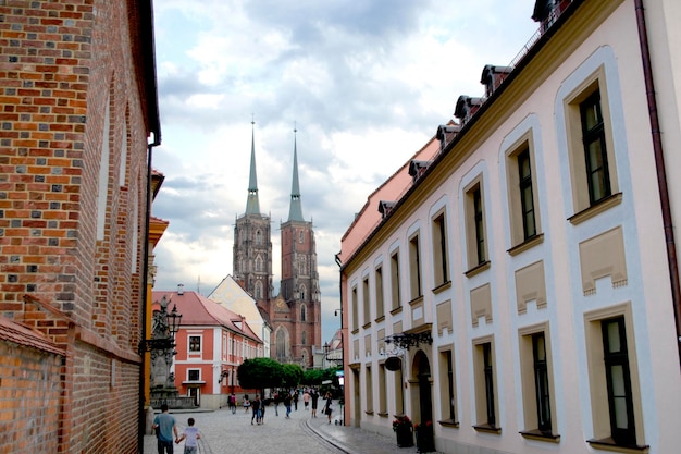 Photo ancient buildings on ostrow tumski at daytime in wroclaw