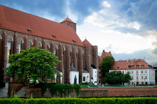 Photo ancient buildings on ostrow tumski at daytime in wroclaw