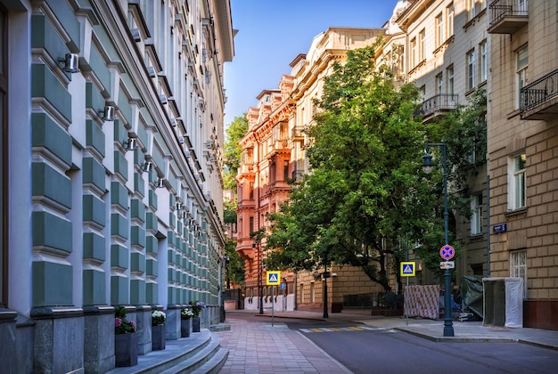 Старинные дома в Романовском переулке Москва Подпись Романов переулок