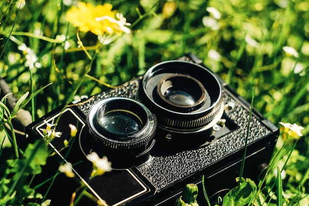 Photo ancient camera on the grass