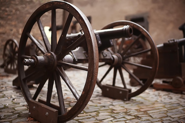 古代の大砲/古い城でのアンティークの歴史的な大砲の展示、ヴィンテージの武器