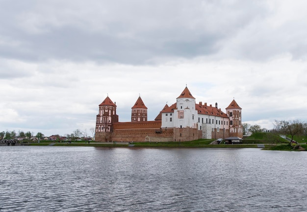 Древний замок в Европе Мирски