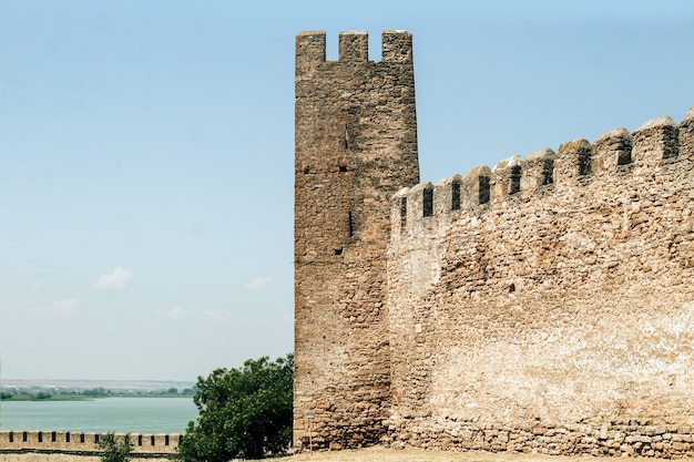 Здание охраны старинного замка с башнями.