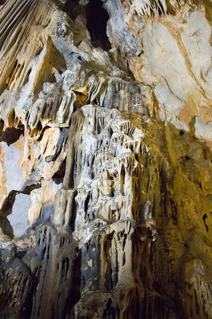 터키 Alanya 산에 있는 고대 동굴. 아름다운 종유석과 석순. 위험한 여행