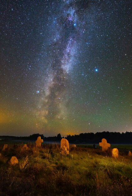 星空と天の川の下の古代墓地