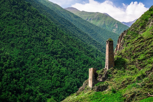 Photo ancient chechen towers in the caucasus mountains