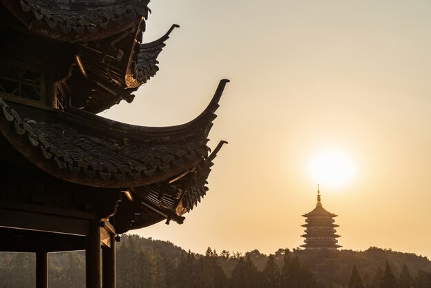 Pagoda cinese antica al tramonto, lago ad ovest, hangzhou, cina