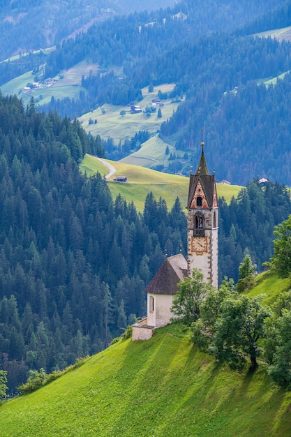 돌로미티(Dolomites) 중심부의 발 바디아(Val Badia) 라 발(La Val)의 아름다운 위치에 있는 고대 세인트 바바라(Saint Barbara) 교회