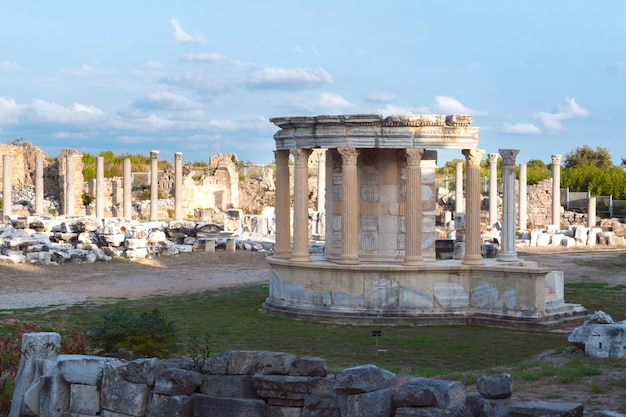 紀元前7世紀に設立された古代ローマの都市のサイド遺跡の古代都市