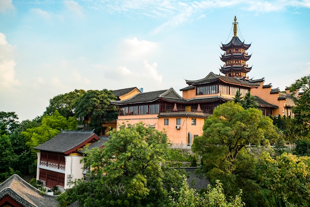 中国南京の古代の城壁と寺院